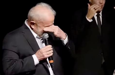 Lula chora ao falar da volta da fome e pede respeito à democracia