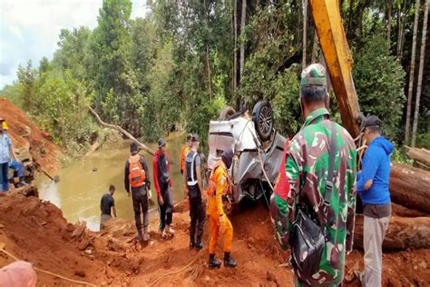 Tim Sar Merauke Cari Balita Korban Mobil Terperosok Di Sungai Mandom