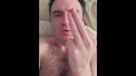 毛深い底は彼のタイトな穴に彼の 本の長い指を押し込みます Pornhub Gay