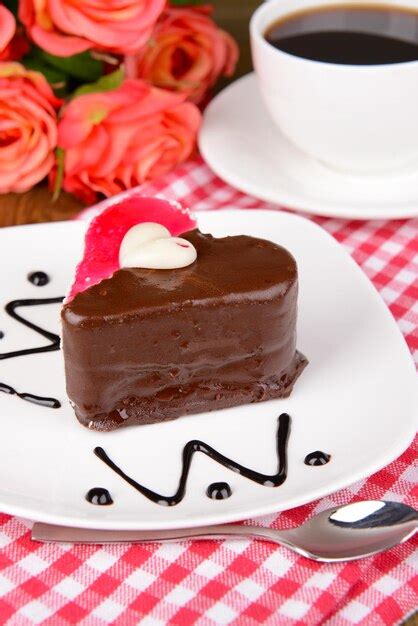 Premium Photo Sweet Cake With Chocolate On Plate On Table Close Up