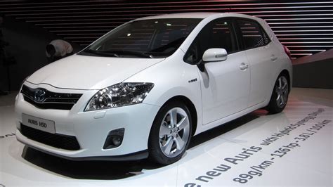 Two hatchback hybrids from Toyota (photos) - CNET