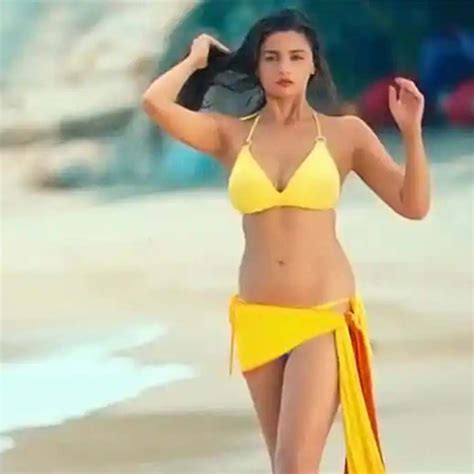 Bold Bikini Look চরতরর খতর হট বকন লক আসতও পছপ হন ন বলউডর নযকর Bengali