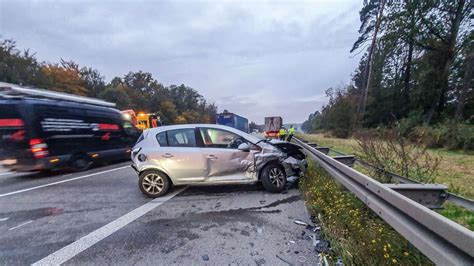 Unfall auf A8 bei Sindelfingen Auto und Lkw stoßen zusammen massive