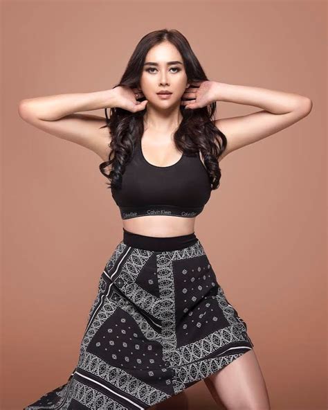 Aura Kasih Photoshoot Seksi Terbaru 2018 Zona Artis Lagi