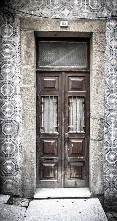 Puerta De Madera Vieja Con Las Bisagras Y La Cerradura Del Metal En La