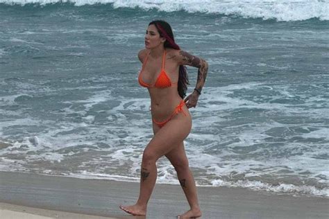 Alicia X é flagrada ostentando boa forma em praia do RJ