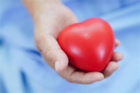 Paciente Asi Tica Idosa Idosa Segurando Cora O Vermelho No Hospital