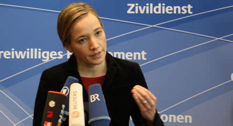 BMFSFJ Kristina Schröder fordert Familienpflegezeit