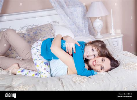 Мама с дочкой в кровати 90 фото