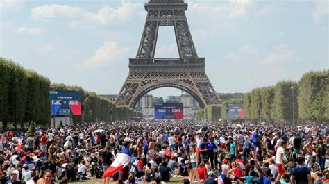 Public Viewing am Eiffelturm völlig überfüllt