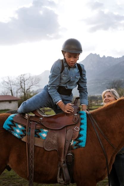 Reitlehrerin Bringt Kind Das Reiten Bei Kostenlose Foto