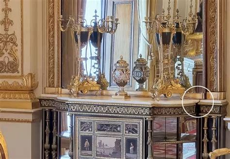 The Queen S Secret Door Inside Buckingham Palace Is So Genius Watch