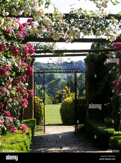 Rose Pergola Im Ummauerten Garten Mit Rosa Rosen Stockfotografie Alamy