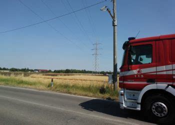 Incendio In Un Campo A Villa Cortese Intervengono I Vigili Del Fuoco