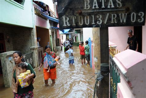 Kawasan Kampung Pulo Masih Terendam Banjir Republika Online