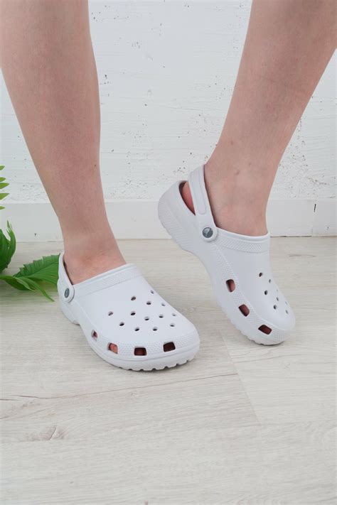 Резиновые тапки с дырками crocs — купить по низкой цене на Яндекс Маркете