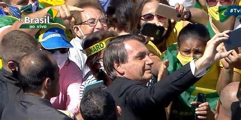 Em cerimônia reduzida do Dia da Independência Bolsonaro cumprimenta