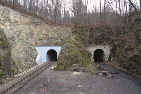 Tunel Kolejowy Pod Ma Ym Wo Owcem W Wa Brzychu Cz Odkrywca