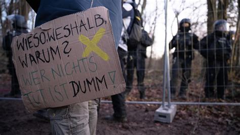 Fechenheimer Wald Polizei Setzt R Umung Wegen Ausbau Der A Fort Welt