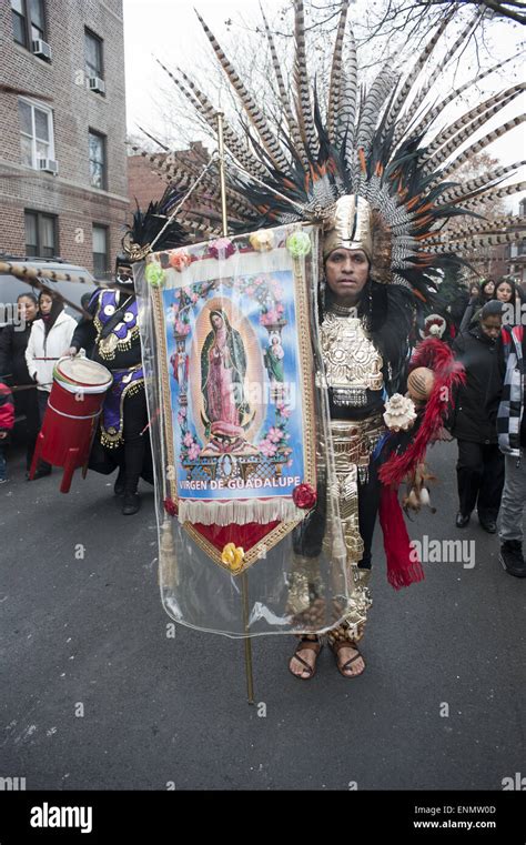 Danzantes Aztecas En La Festividad De La Virgen De Guadalupe En