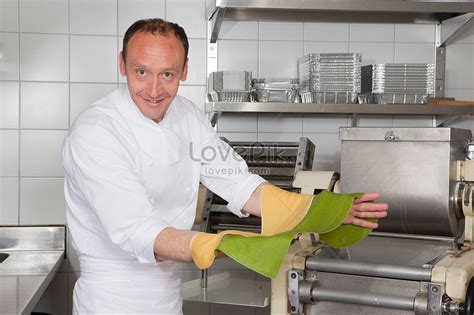 Chef Showing Pasta Picture And HD Photos | Free Download On Lovepik