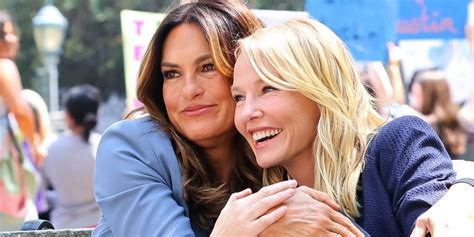 Mariska Hargitay Set Off Law And Order Svu Fans With Emotional Kelli Giddish Photo