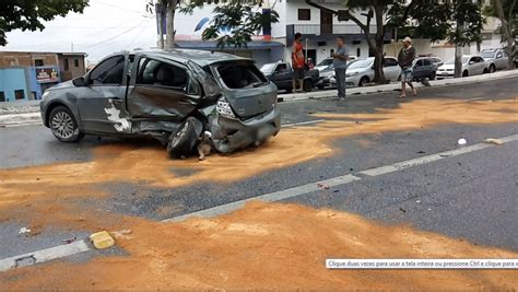 Acidente em cruzamento deixa uma pessoa ferida e carros destruídos em