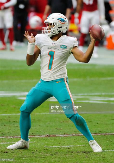 News Photo : Tua Tagovailoa of the Miami Dolphins looks to... Cute ...