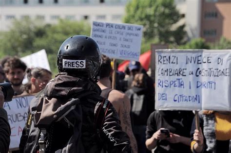 Pisa Scontri Al Corteo Anti Renzi Feriti Affaritaliani It