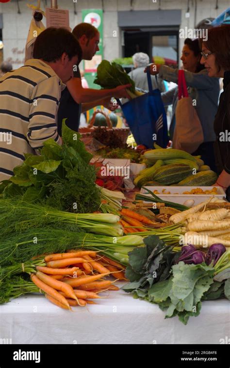 Compra De Frutas Y Verduras Hi Res Stock Photography And Images Alamy