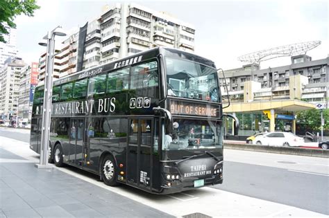 台北雙層觀光巴士台北市雙層餐車 ，最新菜單！搭乘全景透明天窗觀光巴士，享受w Hotel套餐，欣賞著流動的台北市璀璨街景，超chill！搭乘