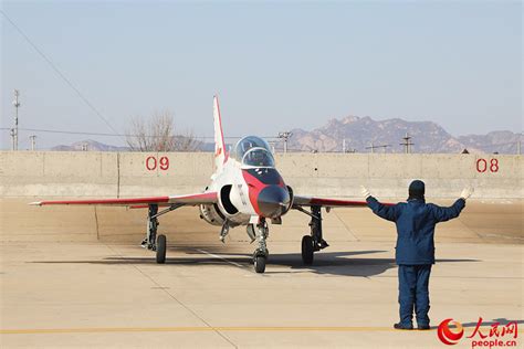 海军航空大学某团新一批舰载战斗机飞行学员成功单飞【7】 军事 人民网