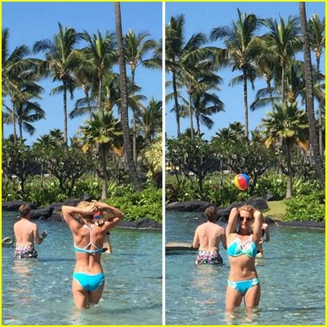 Britney Spears Shows Off Her Bikini Body In Hawaii On Easter Photo