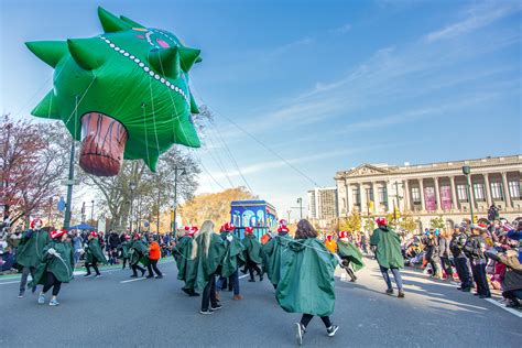 Photos from Philly's Thanksgiving Day Parade, with cute balloons, homey ...