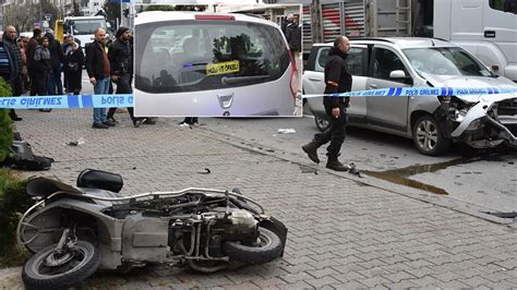 Camında Hızlı ve öfkeli yazısı olan otomobil motosiklete çarptı 2 yaralı