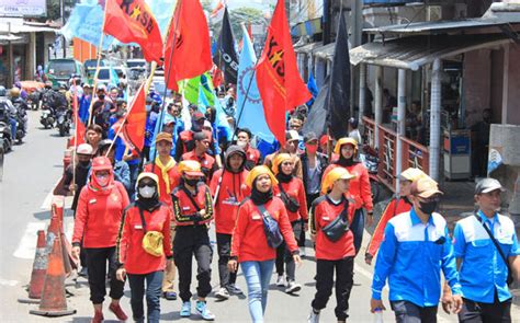 Ribuan Buruh Yang Tergabung Dalam Aliansi Serikat Buruh Kota Cimahi