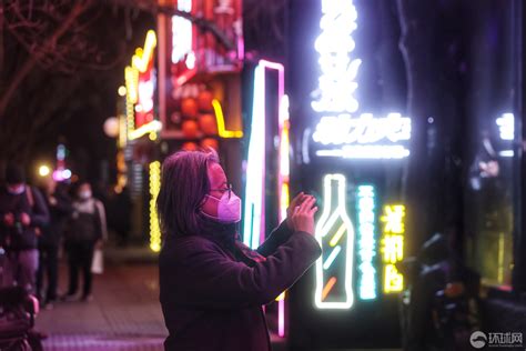 北京三里屯酒吧街腾退改造前最后一夜，众多市民前往打卡留念