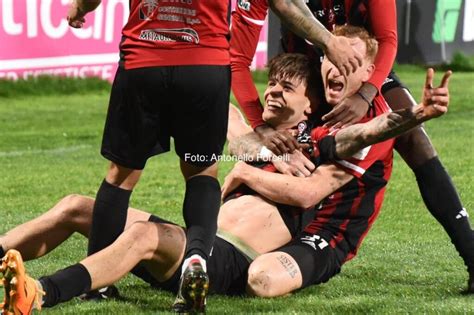 Foggia Col Crotone Ennesimo Finale Da Favola Ora La Classifica Sorride