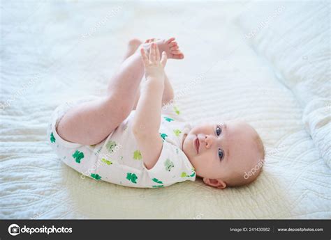 Cute Baby Girl Lying Her Back Touching Her Feet Happy — Stock Photo