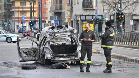 Torino Auto Prende Fuoco In Largo Orbassano La Conducente Riesce A