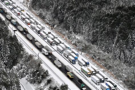 大雪 新名神高速道路、複数箇所で立ち往生 写真特集1112 毎日新聞