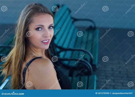 Joven Mujer Banco De Parque Lindo Pelo Largo Brunette Estilo De Vida De Elegancia Femenina Foto