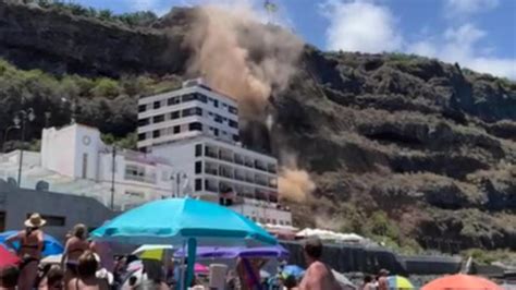 Un Derrumbe De La Ladera Sorprende A Los Bañistas De Una Playa De