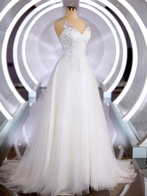 A Line Princess V Neck Court Train Tulle Wedding Dresses With Appliques