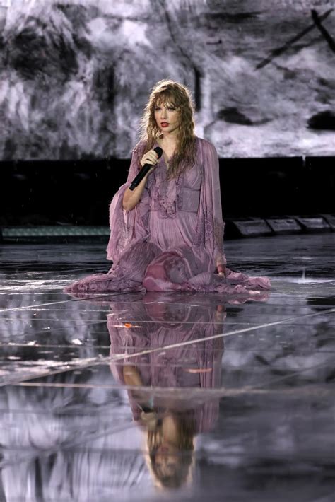 Taylor Swift Plays Rain-Soaked Show in Nashville