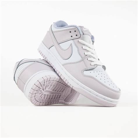 Женские кожаные кроссовки nike dunk low. цвет светлый розовый с белым ...