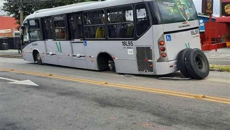 Colombo Cic Perde A Roda No Meio Da Rua E Quase Provoca Acidente Grave