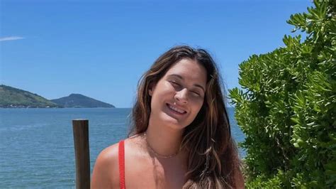 Filha de Fátima Bernardes exibe corpo definido em clique de biquíni