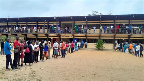 Eleitores do Gabão votam em plebiscito para adotar ou rejeitar a nova