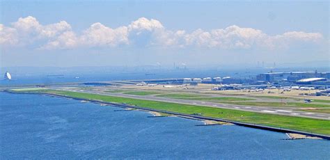 空撮：羽田空港b滑走路への着陸（東京都）